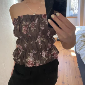 Jättefin topp  - Fin korsettliknande topp från Hm. Man kan välja att använda den med eller utan band!! 