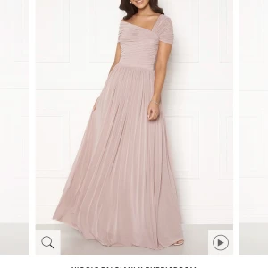 Balklänning Nicole Falciani X Bubbleroom - Underbar ljusrosa balklänning i stretchiga material. Helt oanvänd och i nyskick men prislappen finns dock inte kvar. Väldigt fin och känns väldigt lyxig också! Nypris 1099kr. Otroligt fint fall på klänningen och så skön! Perfekt till balen!