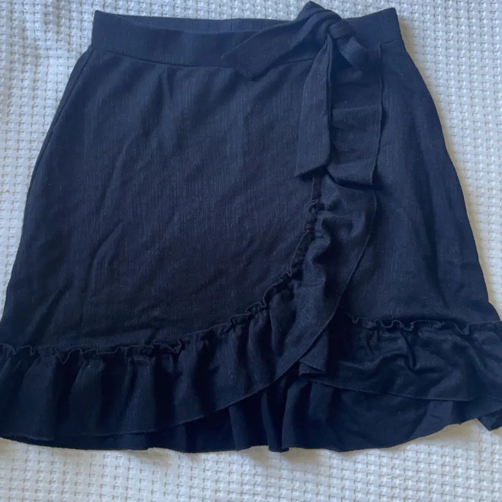 Jättefin svart kjol från Gina tricot! Använder inte längre då jag har andra kjolar jag gillar mer men kjolen är helt felfri! . Kjolar.