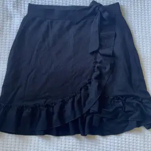 Jättefin svart kjol från Gina tricot! Använder inte längre då jag har andra kjolar jag gillar mer men kjolen är helt felfri! 
