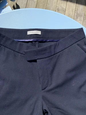 Kostymbyxor hunkydory - Kostymbyxor från hunkydory, dessvärre för små för mig! Marinblå i storlek XS! Perfekt skick 🖤