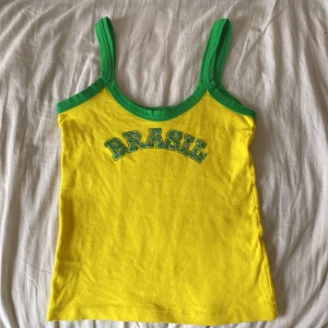 Vintage Brasilien tröja  - Den är gjord i Brasilien men knappt använd 🇧🇷. Fint skick och så står det ”Brasil” med paljetter på. Skriv för fler bilder💞