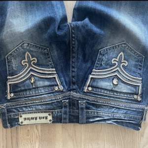 Boot cut rock revial jeans  Midja rakt över: 41 Ytterben: 101 Innerben: 75