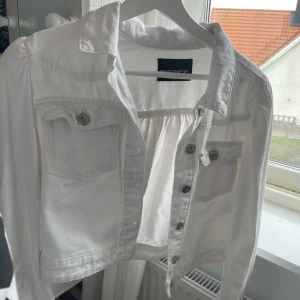Jeansjacka - En så fin vit jeansjacka. Använd en gång på en skolavslutning. Så den e som ny💕💕🙌🙌🥰❤️❤️