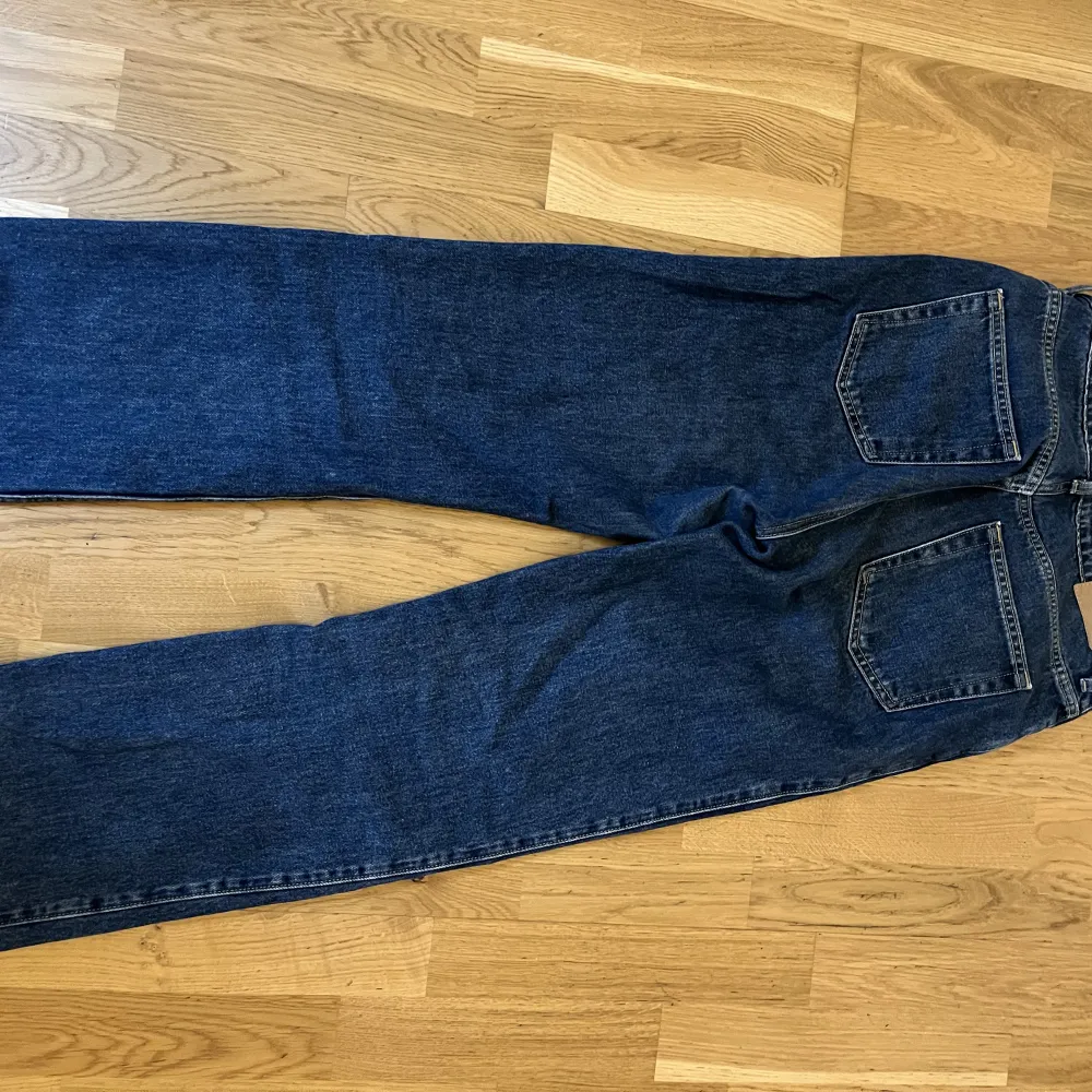 Jeans från Weekday i modellen row, använda men utan skador och fortfarande fint skick. . Jeans & Byxor.