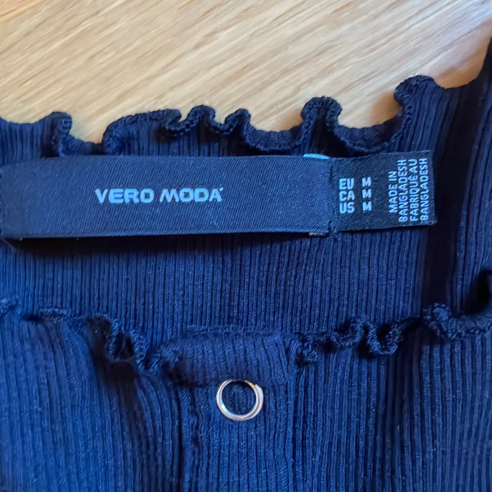 Ett svart linne från Vero Moda, köpt förra sommaren men knappt använd. Köparen står för frakten!. Toppar.