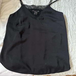 Svart linne med spetts - Ett svart linne från H&M med spetts