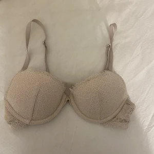 Beige Bh - Beige/gräddvit bh från H&M. Storlek 75A. Fint skick, ser dock smutsig ut på bilden men det är den ej.