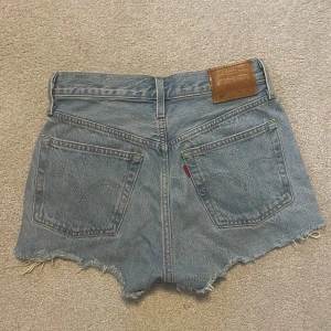 Levi’s shorts - Jag säljer min assnygga Levis shorts. Bra skick!❤️