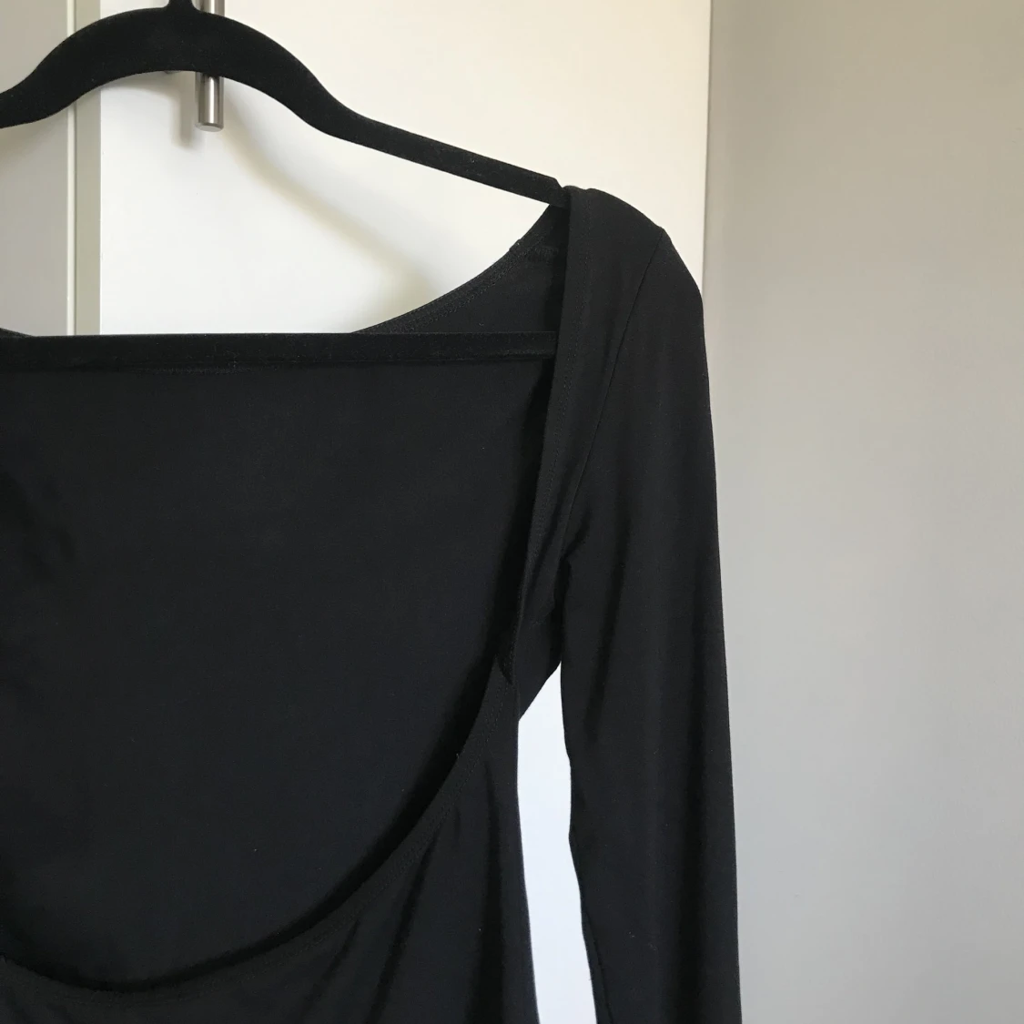 Svart topp med öppen rygg