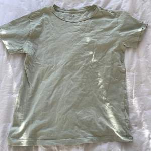 Pastell grön t-shirt i storlek xs! Köpt på lager 157 och har knappt kommit till användning.