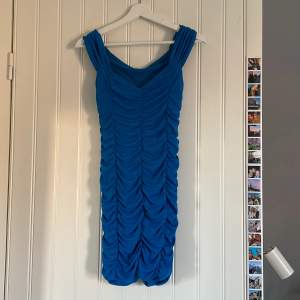 Säljer denna blå klänningen från zara som endast är använd en gång. Strl M men passar nog en S också. 