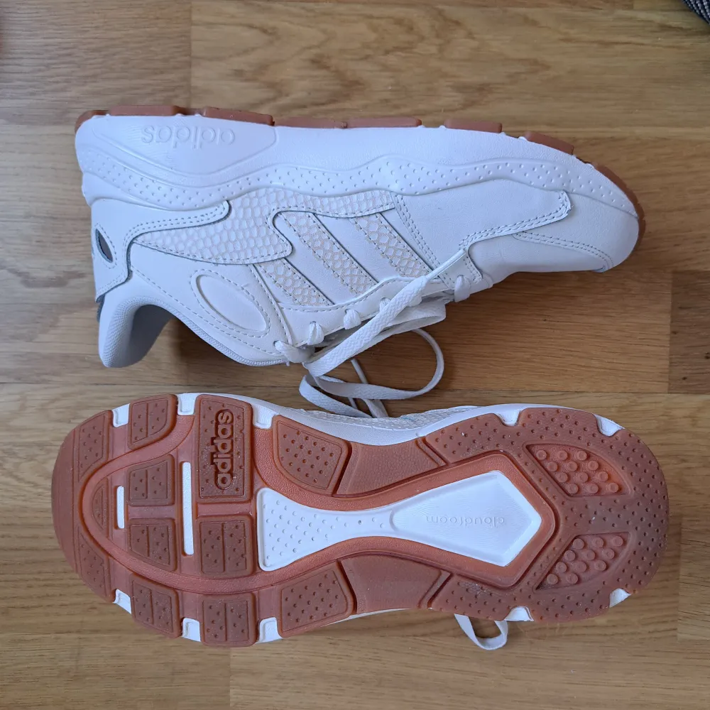 Adidas skor i storlek 38 🩷 Tyvärr köpte jag dem i fel storlek, har haft dem på mig bara några ggr därav i nyskick. Nypris 800kr, säljer för endast 199kr + frakt. Skriv om du är intresserad 💕. Skor.