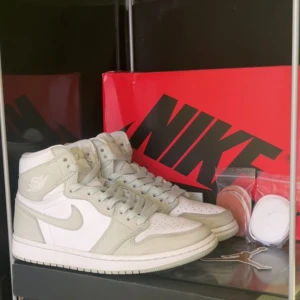 Jordan 1 high seafoam - 🍀Jordan 1 high seafoam 🍀🔥box, orderkort, tre par skosnören🔥🌸Storlek 39 🌸💯Skickar gärna fler bilder eller svarar på frågor 💯☀️Perfekta till sommaren ☀️📦Kan frakta eller mötas upp i Stockholm 📦☔️Pris kan diskuteras vid snabb affär ☔️