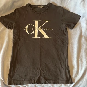T-shirt - Calvin Klein Jeans t-shirt enligt bilden.Hämtas i Malmö. Ska den skickas får köparen stå för frakten. Använd så kolla bilder för skick. 