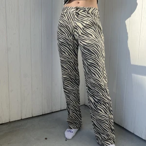 Zebra jeans - Från Junkyard. Inga fläckar eller hål. Knappt använda