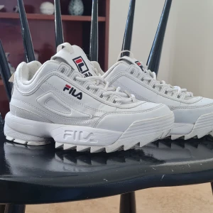 Fila skor - Säljer ett par vita fila skor nummer 36 