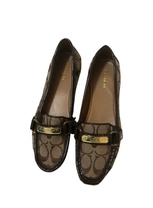 Coach loafers - Använda knappt en gång, nyskick fina och klassiska loafers från coach