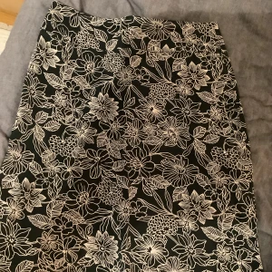 Svart Stretchkjol storlek 40  - Samfraktar. Fri frakt till den 18 april. Har två konton. Även Susanne Heder. 