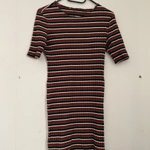 Klänning  - Knälång klänning 