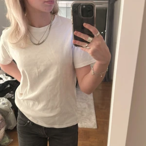 Vit T-shirt - Basic vit t-shirt i storlek M😇