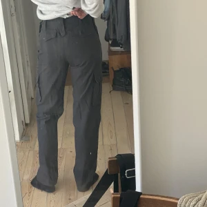 Cargo byxor - Secondhand cargobyxor från Köpenhamn i mörkbrun färg. Jag är 170cm och har vanligtvis 28 i jeans.