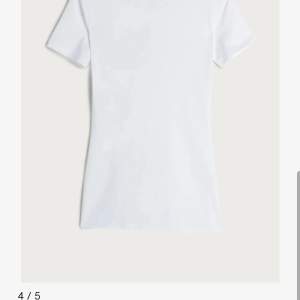 En vit tshirt från Intimissimi i nyskick! Lappen kvar. Säljer för den var för stor för mig. Nypris 159kr Skriv om du vill ha egna bilder