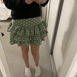 Volang kjol - Säljer denna superfina somriga kjol från zara i stolek s💕