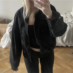 Bomberjacka i jeans  - Bomberjacka från Zara i toppenskick, har bara använt den någon enstaka gång 💘 jag är 160 för referens! 