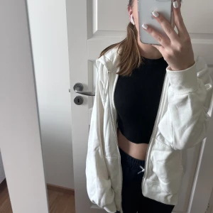 Zip up hoodie - Säljer denna vita oversized zip up hoodien från h&m🤍 I storlek XS men passar då upp till storlek L🤍 använd 1 gång.