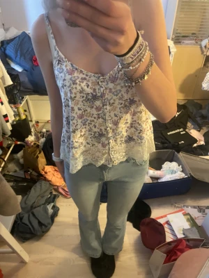 Blommigt linne med spets - Blommigt linne med vit spets i nedre kant