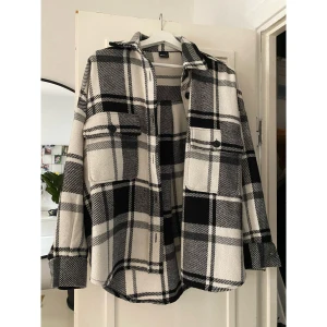 Skjort-jacka - Str S från Gina tricot