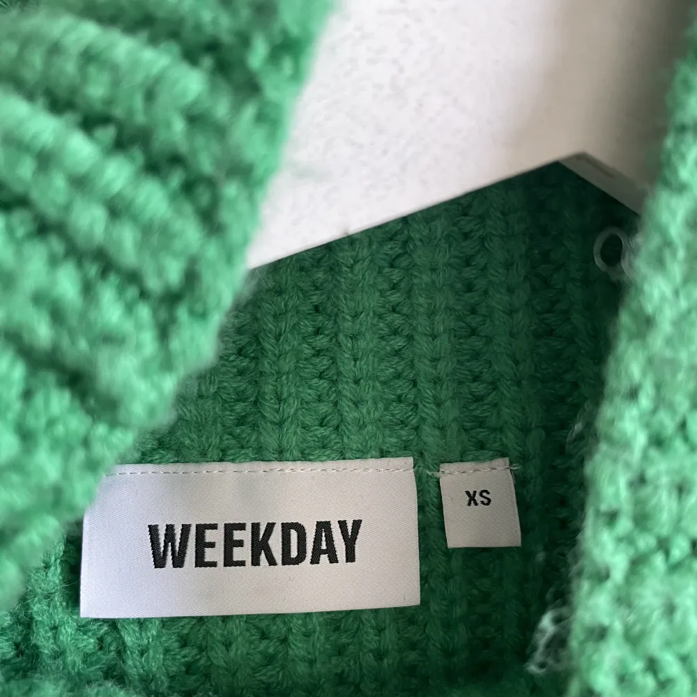 Härlig stickad tröja från Weekday (modell ”angel mockneck”). Grön, skön och perfekt till våren!💚 Oversized & i nyskick.. Stickat.