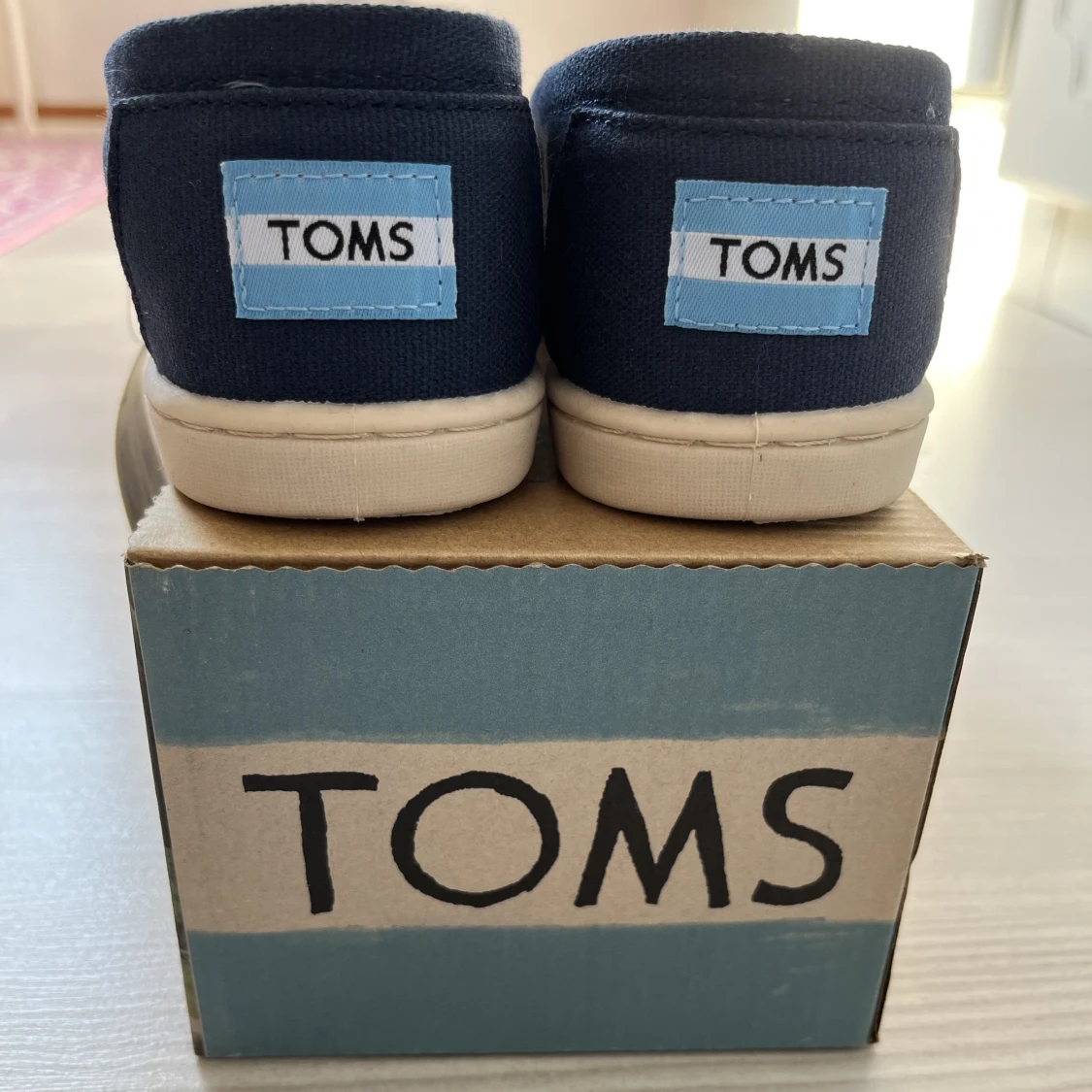 Oanvända ”Toms” med kartong kvar stl 35  - 91