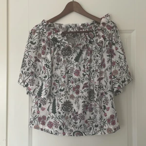 Silkesblus - Resår upptil. Bara axlar. Sval. Ej använd 