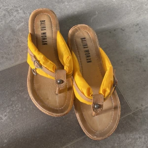 Sandal/ tofflor - Mammas men jag säljer, perfekta för sommaren, väldigt bekväma. Dem är illgula och har en liten hint av orange till dem. Använda bara en gång! För övriga frågor kontakta gärna!