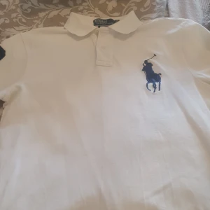 Ralph Lauren pikétröja vit  - Säljer en vit Ralph Lauren pikétröja 