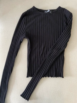 Svart ribbad långärmad  - Superfin ribbad tröja men som är lite tajt för mig runt armarna! Är i storlek EU 34 men tycker den sitter som en 32.  Nästan aldrig använd så i prima skick ☺️🌸
