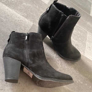 Stövlar med klack - Mammas, säker på grund av att hon inte använder. Aldrig använda! Perfekta för en fest ex, kontakta gärna för övrig information! Köpta för 1 år sedan. Nypris: 799kr