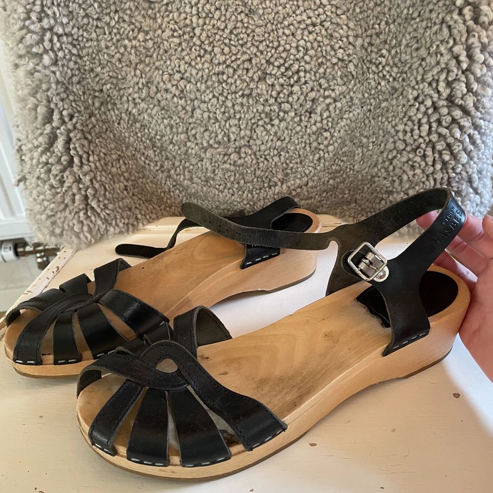 Sandaler med klack i trä | Plick Second Hand