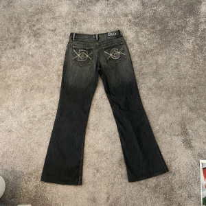 Dolce & gabbana mörka jeans - Knappt använda, dolce&gabbana mörk grå jeans med diamantstenar