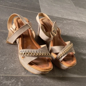 Sandaler med klack - Köpta för 2 år sedan. Använda väl mycket men är i okej skick. Gjorda i riktigt läder, men eftersom jag nu inte använder kläder/ skor som är gjorda av riktigt skin så används dessa inte. Perfekta för sommaren och super bekväma! 