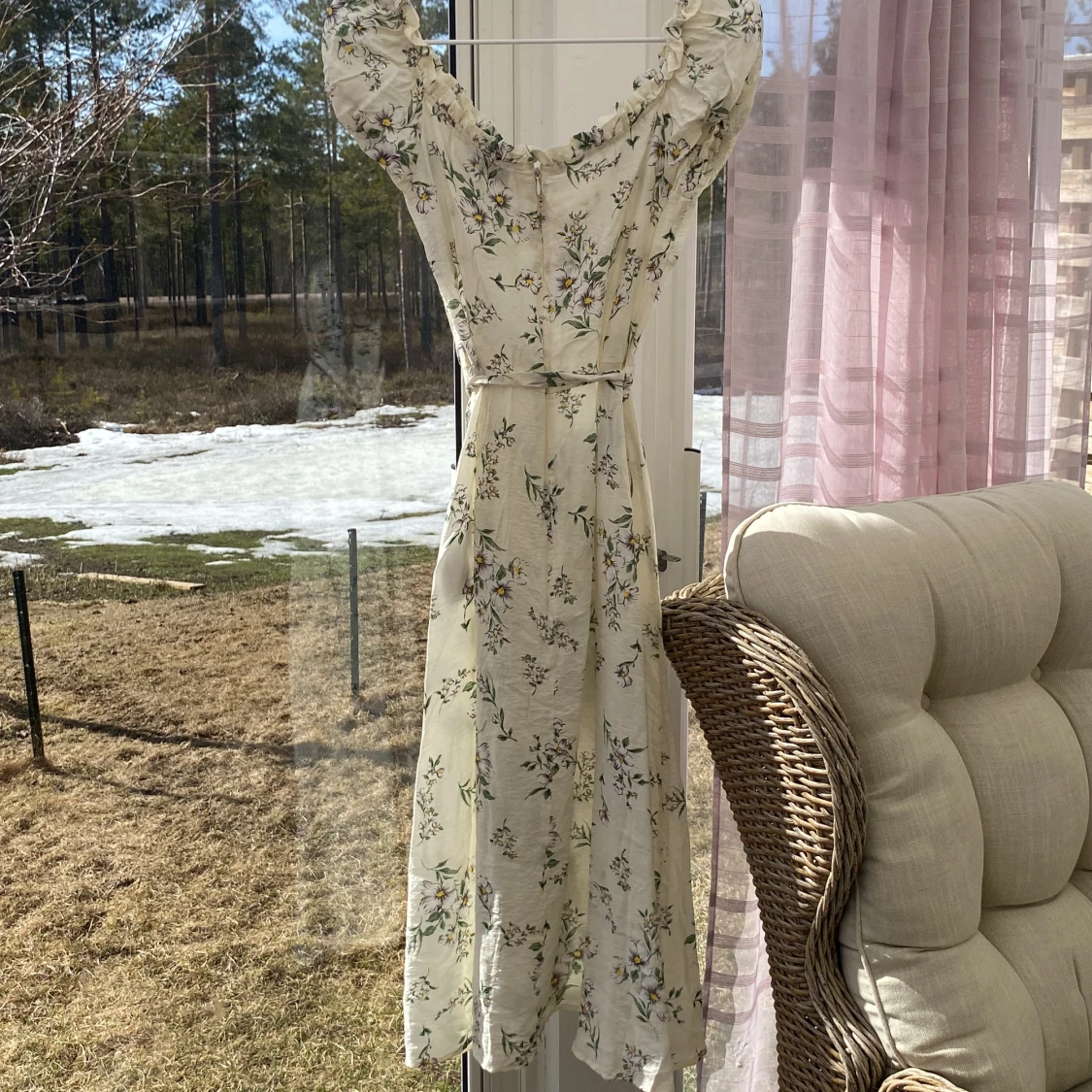 NA-KD blommig offshoulder klänning  - 91