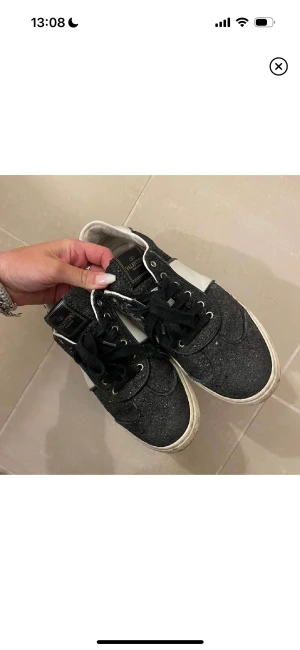 Valentino flycrew  - Säljer ett par valentino flycrew i marinblå glitter. Dom är i använt skick därav priset. Kommer inte sälja under 1800 då nypris ligger på 6 000. När skorna är på så märker man inte av de som lossnat lite där bak. Så fina! 
