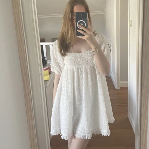 Vit klänning - Supergullig vit klänning från Asos. Helt oanvänd. Storlek S. Köptes för 400kr.