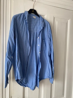 Gina tricot skjorta - Skjorta ifrån Gina tricot i bra skick, perfekt till sommaren 