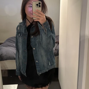 jeansjacka - säljer denna fina jeansjackan från lab industries! stl 170 men skulle säga s/m, fint skick🤍