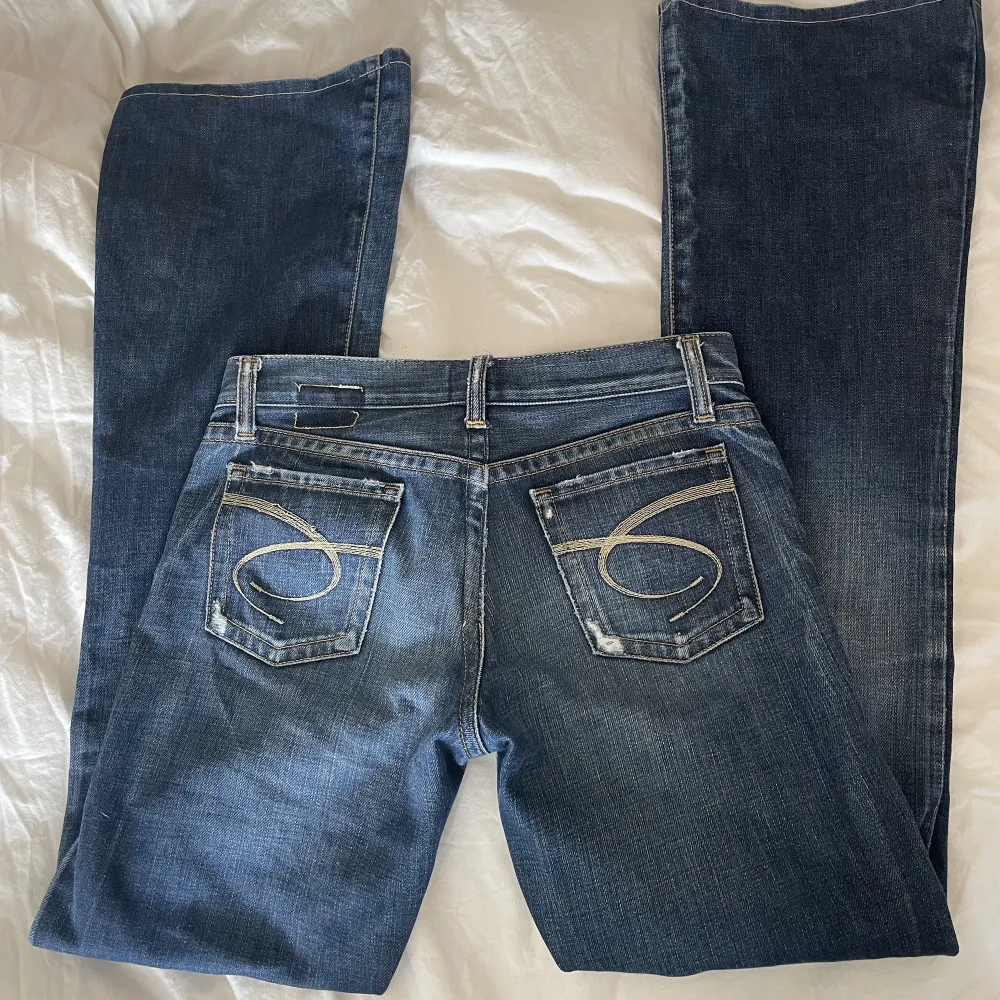 skitsnygga lågmidjade bootcut jeans som jag säljer pga att de inte kommer till användning💓midjemått: 36, innerbensmåttet: 82. Jeans & Byxor.