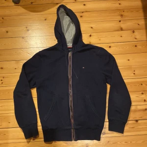 Tommy Hilfiger zip hoodie - Väldigt bra skick. Storlek M men funkar för S och L
