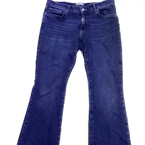 Jätte snyggt low waist flare jeans från Gina, de är använt en gång. Hör av dig för mer info